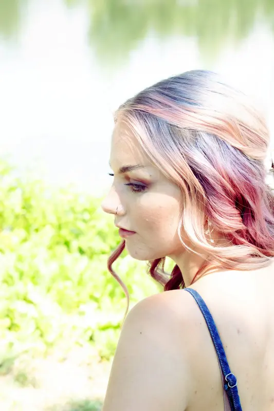 True summer celebrity examples: fashion styling with cool, clear colors for seasonal color analysis