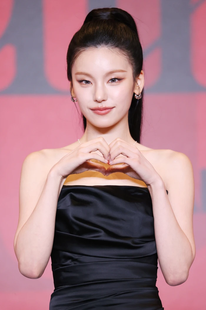 Editorial gallery of Yeji (ITZY) styled in true summer outfits mixing navy, raspberry, and soft lavender, highlighting powder blue, soft lilac, rose quartz, silvery sage, and midnight plum.